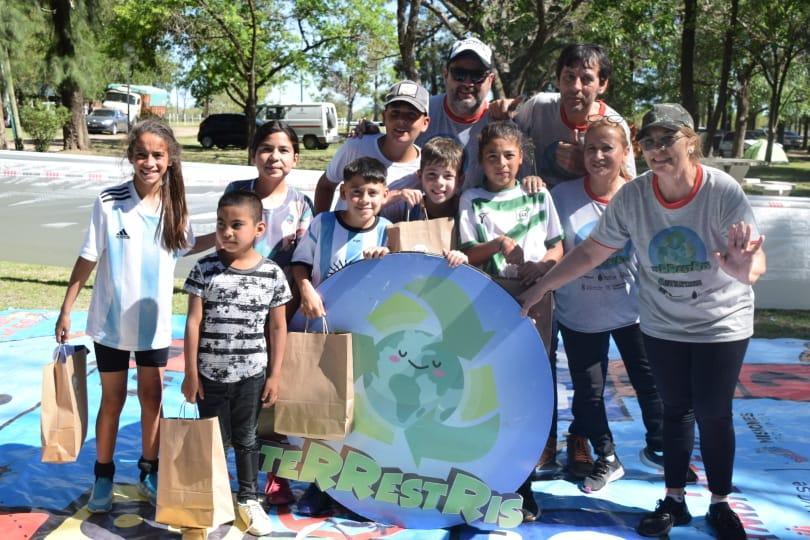 niños con sus obsequios junto al equipo de Gurises Felices y cartel de TeRRestRis