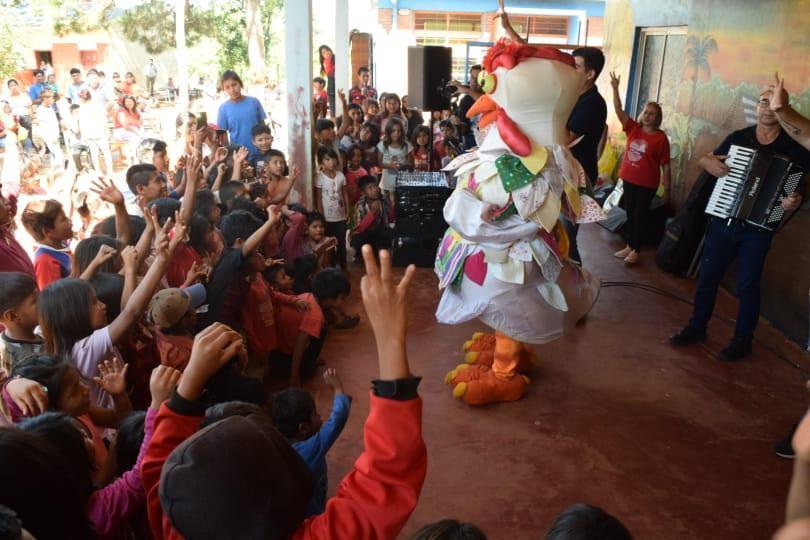 La Gallina Turuleca canta con los niños y la banda Suena Sanfona