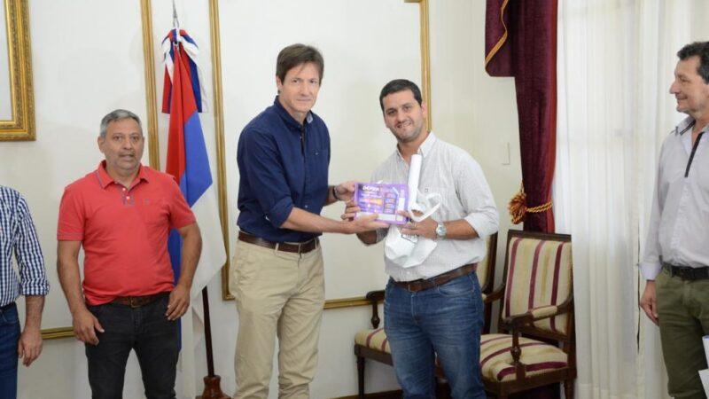 Héctor Decut hace entrega del Deporbono 6