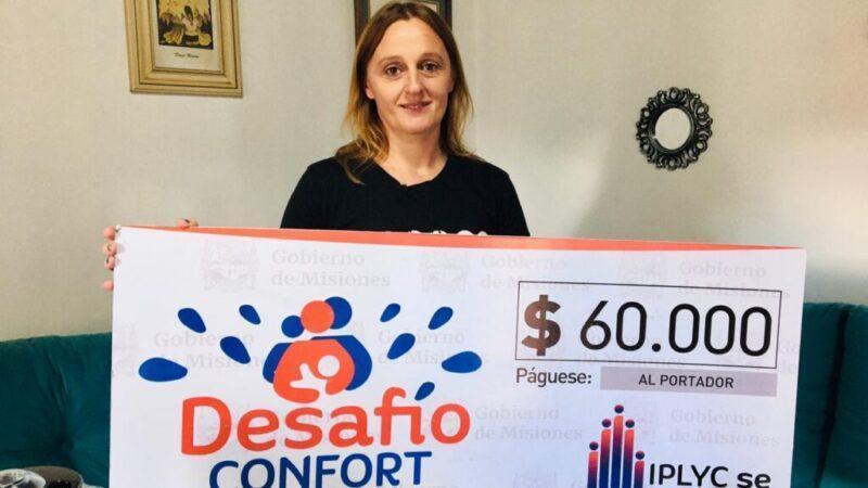 Carina Glazik muestra sonriente su cheque