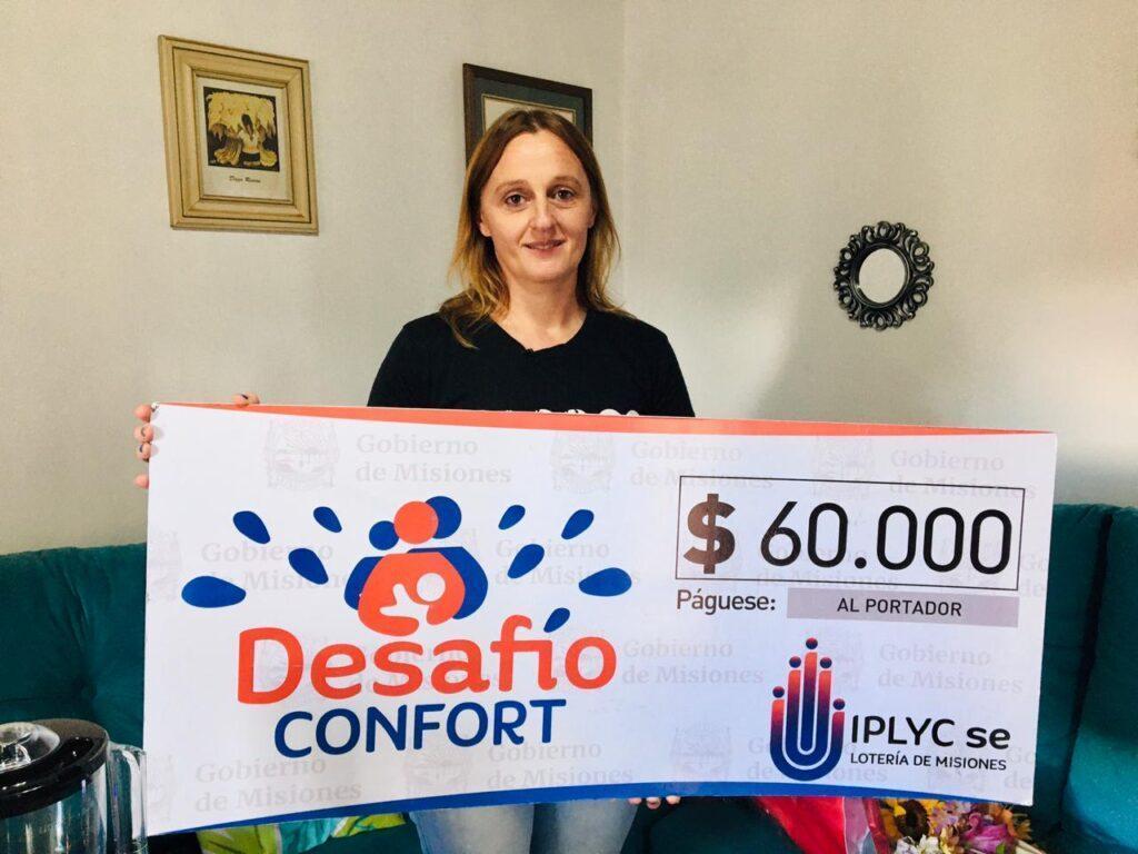 Carina Glazik muestra sonriente su cheque