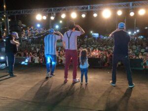 sobre el escenario el equipo de Gurises Felices y una niña interactúan con el público en la Fiesta Identidad Misionera