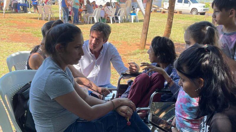 Héctor Decut charla con los vecinos durante el operativo