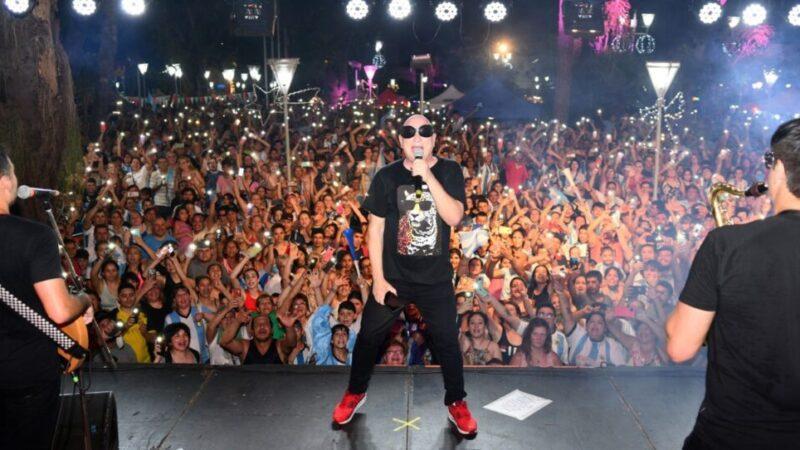 Guillermo Novellis en el escenario con el público de fondo