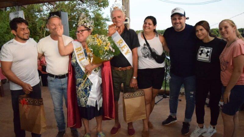 Rey y Reina de los abuelos junto al equipo de Mateando con los abuelos