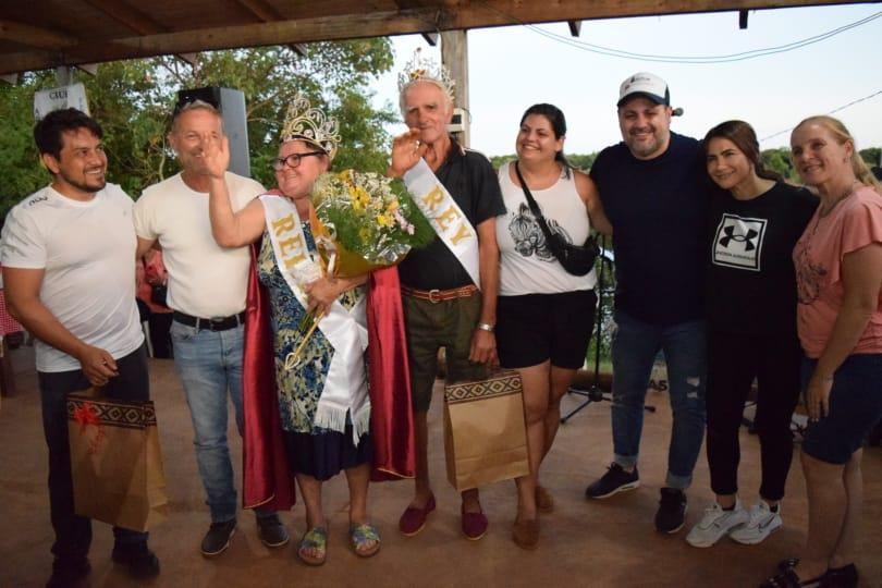 Rey y Reina de los abuelos junto al equipo de Mateando con los abuelos