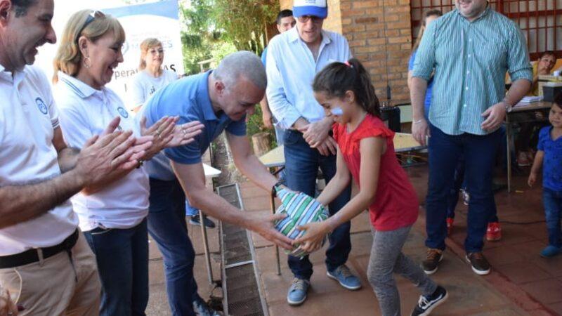 Niña recibe un obsequio