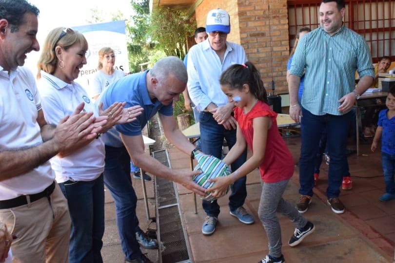 Niña recibe un obsequio