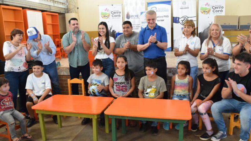 niños utilizando el mobiliario escolar junto a Marcelo Ledesma y autoridades presentes en el operativo
