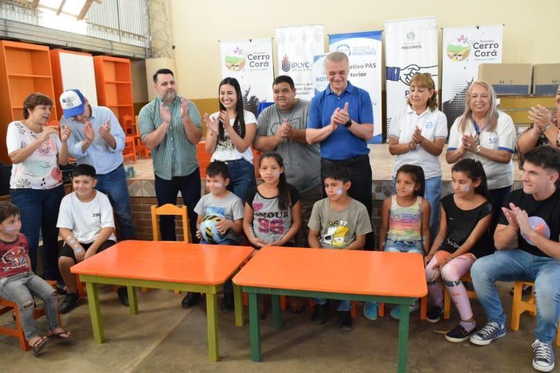 niños utilizando el mobiliario escolar junto a Marcelo Ledesma y autoridades presentes en el operativo