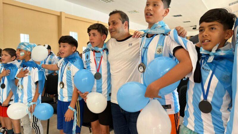 los niños con sus medallas y globos junto a Ahuad