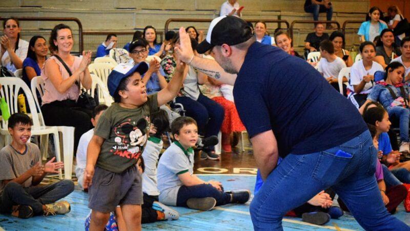 Marcelo Ledesma participa de un juego con los niños