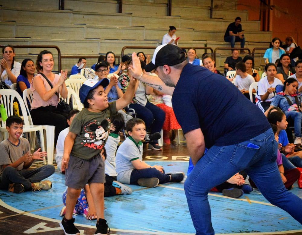 Marcelo Ledesma participa de un juego con los niños