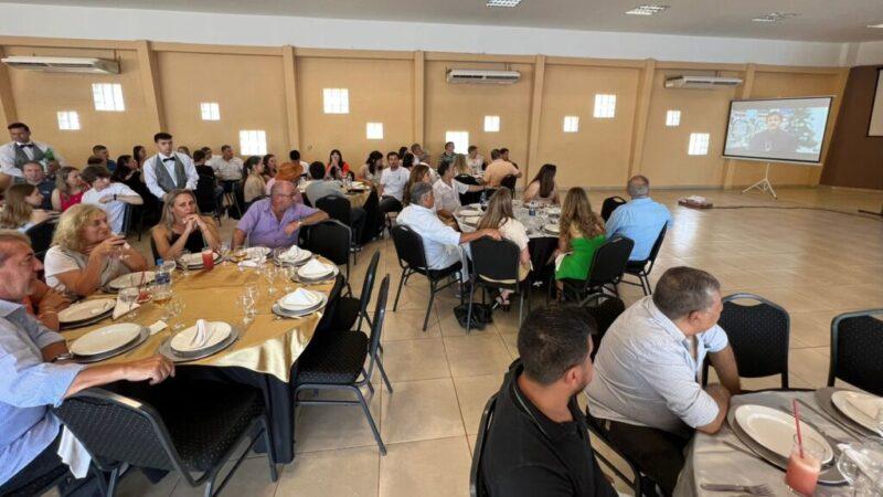 Agencieros escuchan el mensaje de Decut durante el almuerzo de fin de año