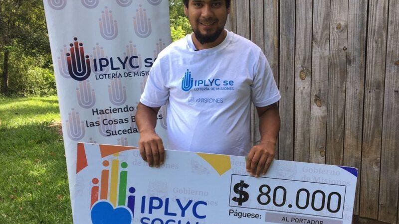 Saúl Adrián Pedrozo posa sonriente con su cheque