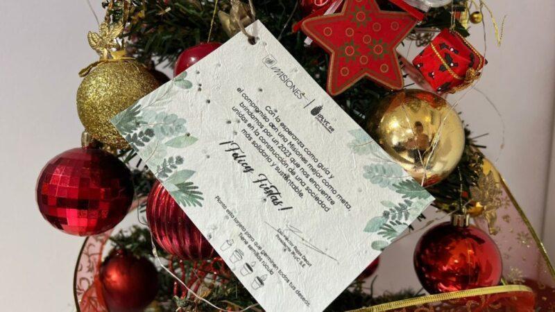 tarjeta de salutación plantable en un arbolito de Navidad