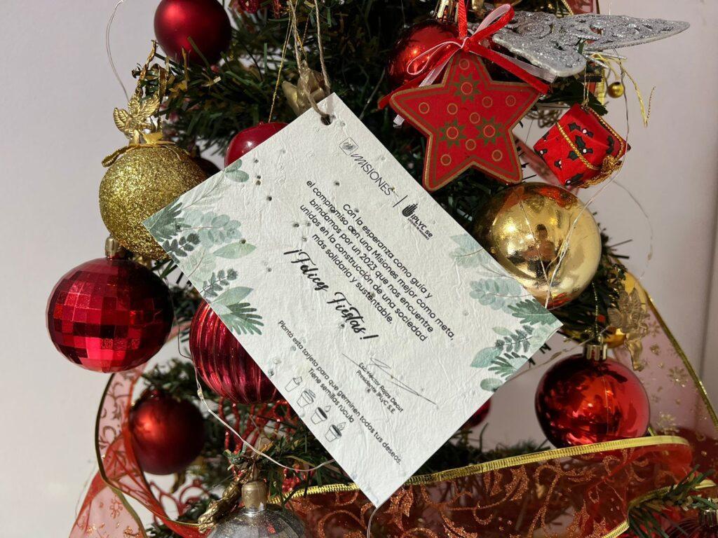 tarjeta de salutación plantable en un arbolito de Navidad