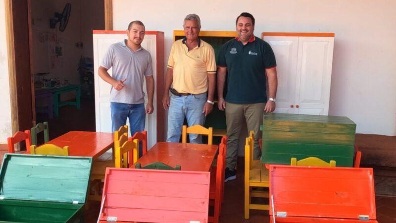 Marcelo Ledesma junto a Carlos Pernigotti junto al mobiliario entregado
