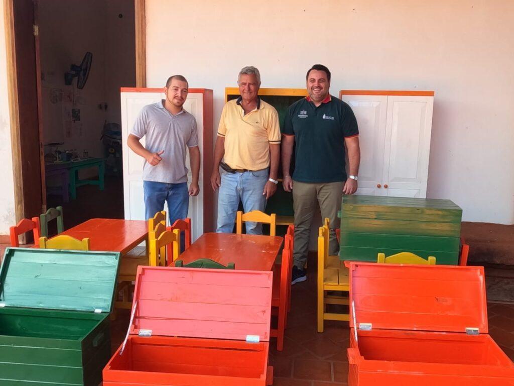 Marcelo Ledesma junto a Carlos Pernigotti junto al mobiliario entregado