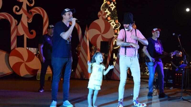 niña en el escenario junto al Payaso Poca Sopa y músicos participa del show