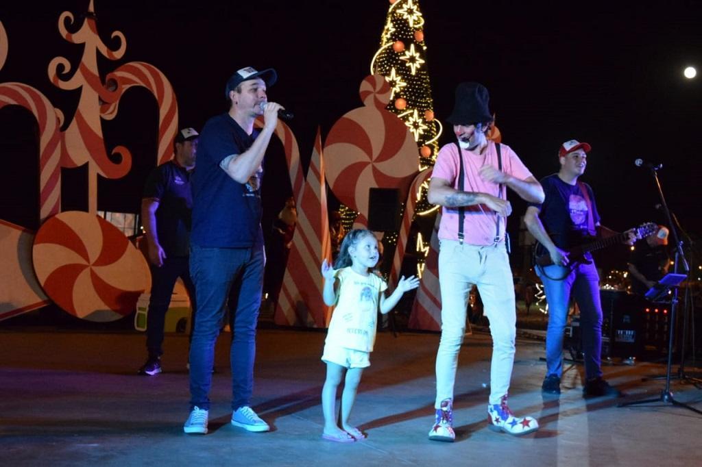 niña en el escenario junto al Payaso Poca Sopa y músicos participa del show