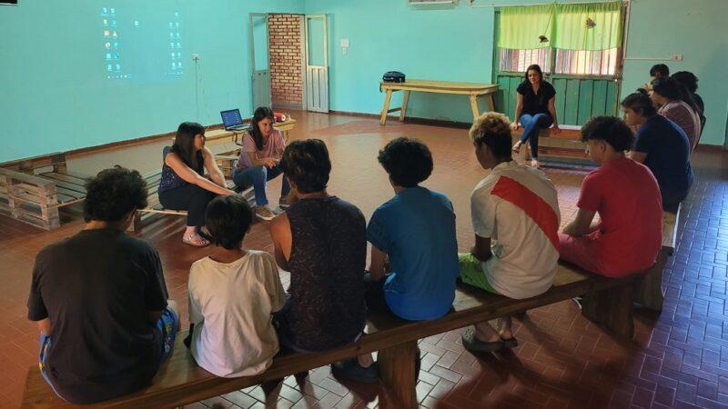 psicólogas de Juego Responsable charlan con jóvenes residentes del hogar