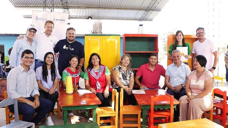 equipo de iplyc social y docentes muestran sonríen junto al mobiliario escolar