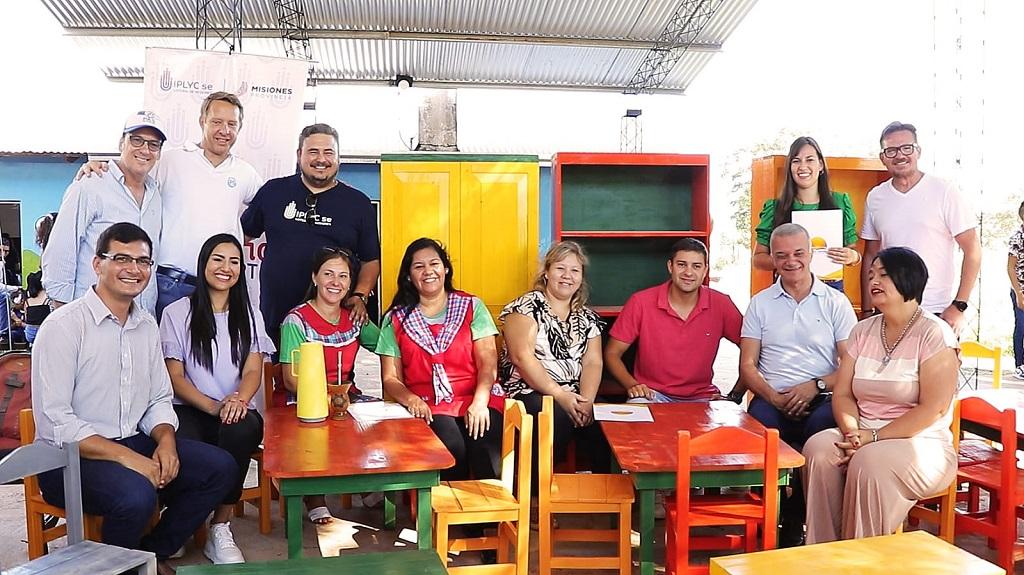 equipo de iplyc social y docentes muestran sonríen junto al mobiliario escolar