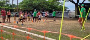 equipos de niños compiten en carrera con pelotas