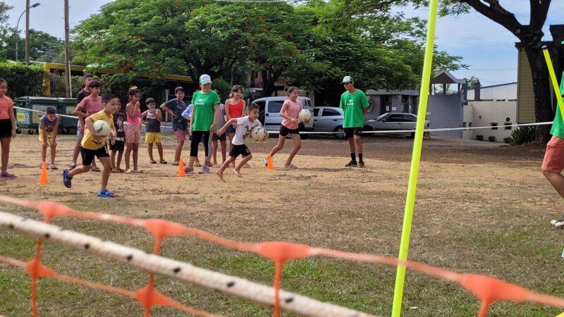 equipos de niños compiten en carrera con pelotas