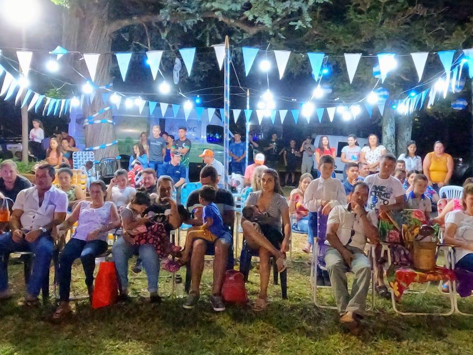 vecinos de Mojón Grande sentados disfrutando el show