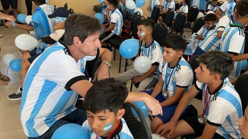 Héctor Decut charla con niños que participaron de Vivamos Fútbol