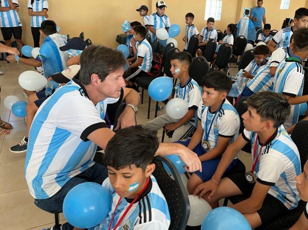Héctor Decut charla con niños que participaron de Vivamos Fútbol