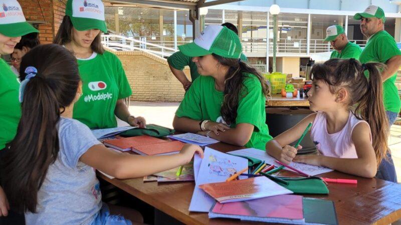 niños realizan dibujos y pintan junto a coordinadores del programa