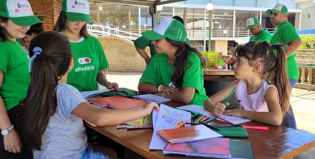 niños realizan dibujos y pintan junto a coordinadores del programa