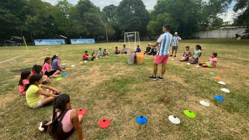 niños en ronda participan de un juego junto a un colaborador del programa