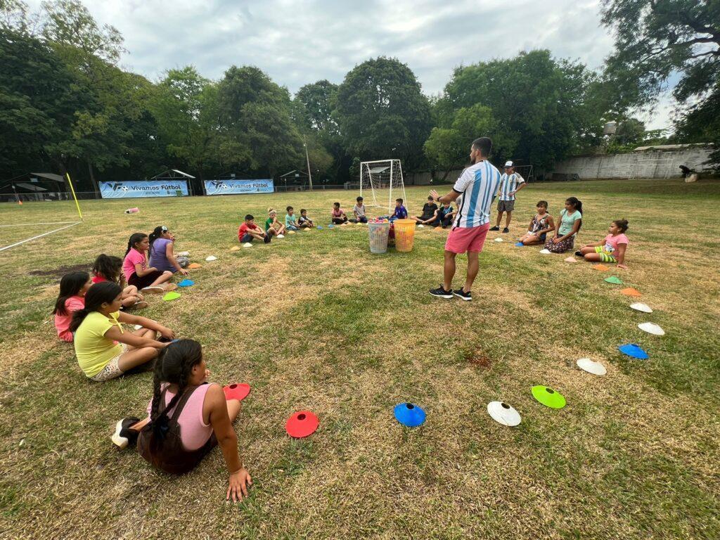 niños en ronda participan de un juego junto a un colaborador del programa