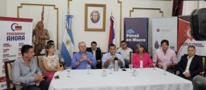 Herrera Ahuad, Héctor Decut y autoridades durante la presentación en Casa de Gobierno de Misiones.