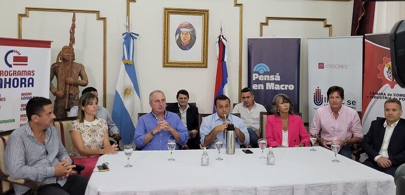 Herrera Ahuad, Héctor Decut y autoridades durante la presentación en Casa de Gobierno de Misiones.