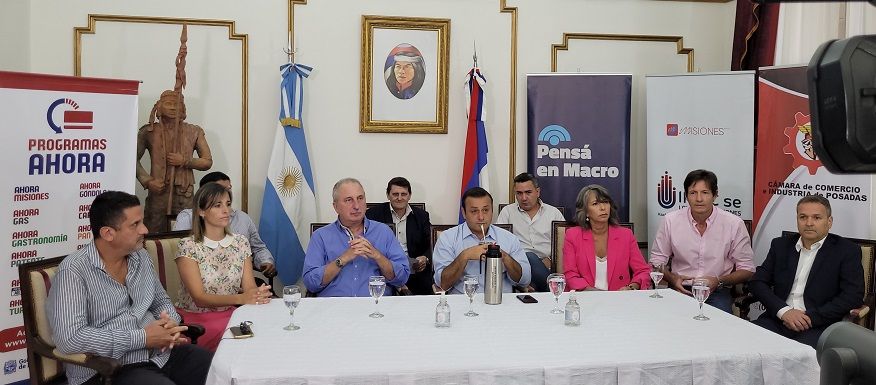 Herrera Ahuad, Héctor Decut y autoridades durante la presentación en Casa de Gobierno de Misiones.