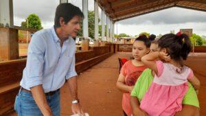 Decut charla con una vecina que sostiene su hijita en brazos