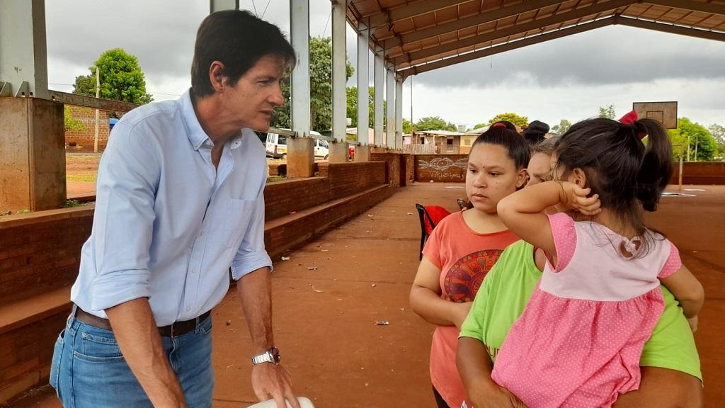 Decut charla con una vecina que sostiene su hijita en brazos