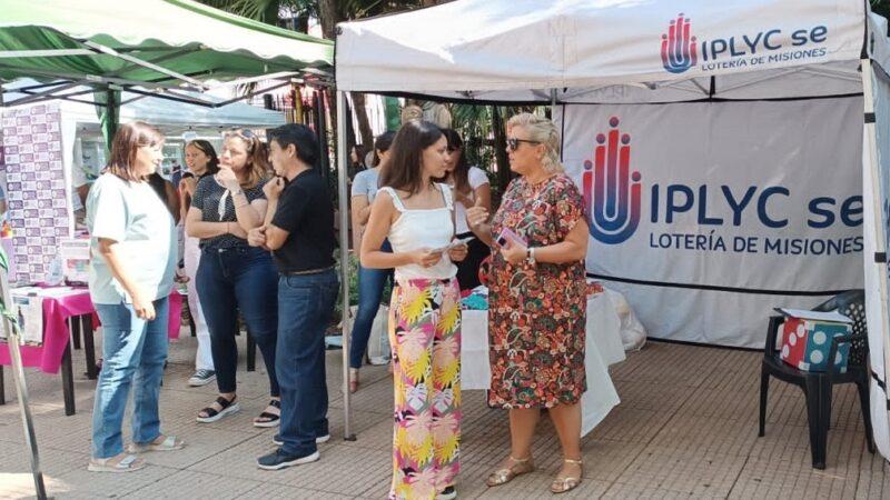 Isabel Zilveti charla con una señora que se acercó al stand