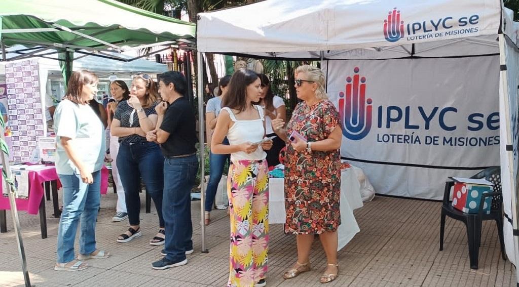 Isabel Zilveti charla con una señora que se acercó al stand