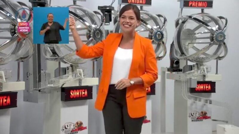 intérprete de señas en la pantalla durante el sorteo