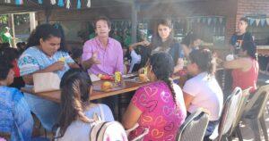 Héctor Decut y las mamás charlan mientras comparten una merienda