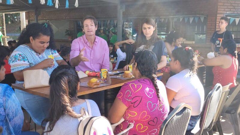 Héctor Decut y las mamás charlan mientras comparten una merienda