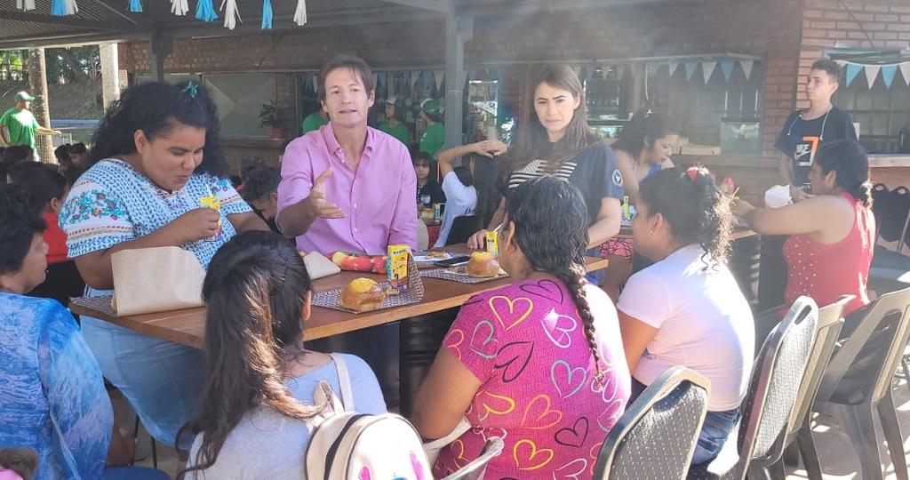 Héctor Decut y las mamás charlan mientras comparten una merienda