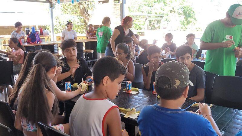 niños comparten merienda atendidos por mamás y equipo de Recreo de Verano