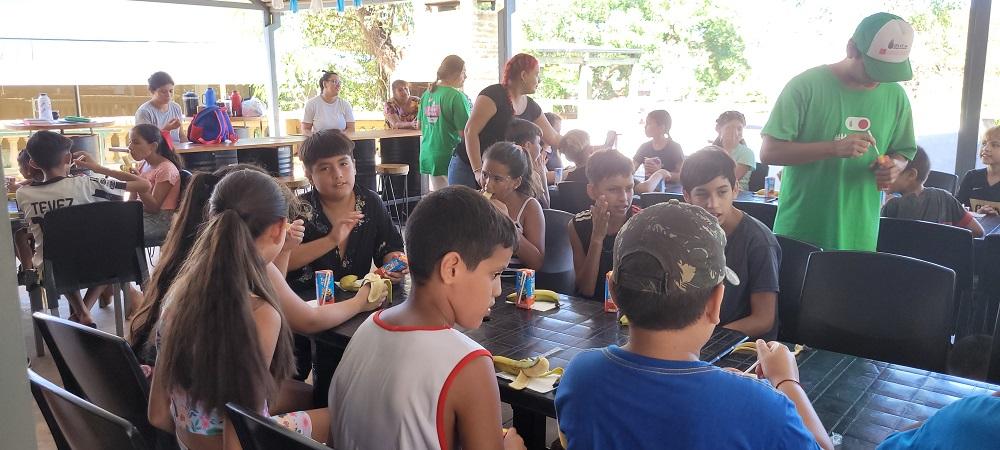 niños comparten merienda atendidos por mamás y equipo de Recreo de Verano